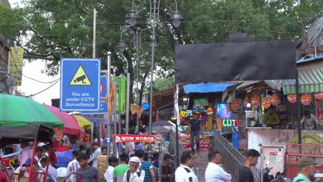 Letrero-De-Videovigilancia-En-El-Concurrido-Mercado-De-Chandni-Chowk,-En-La-Vieja-Delhi