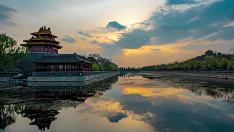 Sonnenuntergang,-Goldene-Stunde,-Spiegelung-Des-Eckturms,-Verbotene-Stadt-China,-Peking,-Panoramablick