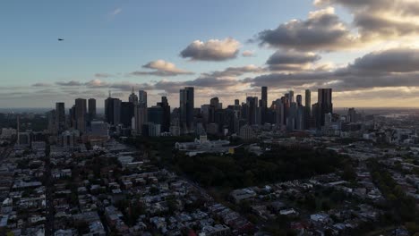 Aerial-Shot-Of-Magnificent-Fitz-Roy-Area-And-Melbourne-CBD-At-Sunset,-Australia