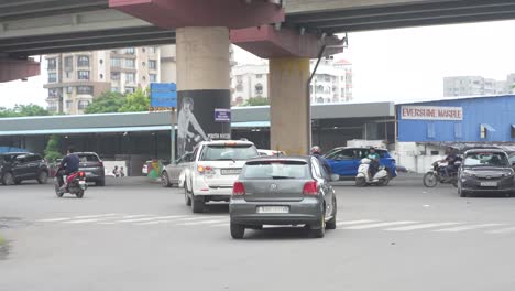 Die-Öffnung-Der-Ampel-Führt-Zu-Vielen-Verkehrsteilnehmern-Und-Auch-Zu-Staus