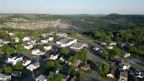 Un-Dron-Ha-Disparado-Un-Avión-No-Tripulado-En-Un-Campo-De-Amianto-En-Val-des-Sources,-Quebec,-Canadá.