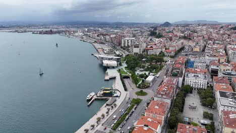 Drohne-Aus-Der-Spanischen-Stadt-Santander,-4K-Luftaufnahmen-Vom-Hafengebiet