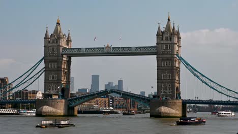 Tower-Bridge-opening-to-allow-small-boats-to-come-into-London,-United-Kingdom