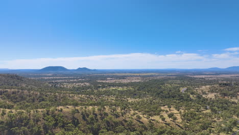 Cruceros-Aéreos-Sobre-Las-Colinas-Y-Llanuras-Boscosas-Al-Suroeste-De-Rockhampton-Hacia-El-Perfil-Distante-De-Table-Mountain-Por-Boongary