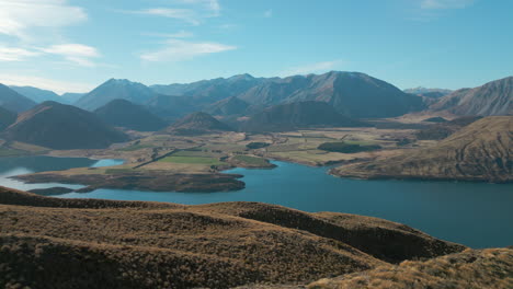 Lago-Glaciar-Azul-Y-Escarpadas-Cadenas-Montañosas-En-Canterbury,-Nueva-Zelanda