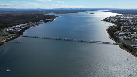 Vista-Aérea-Del-Paisaje-Marino-Y-El-Puente-En-La-Isla-Bribie-En-Queensland,-Australia