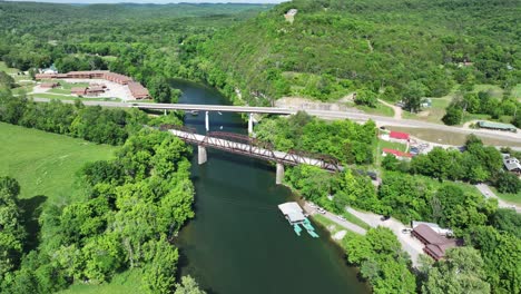 Zug-Auf-Dem-White-River-In-Arkansas