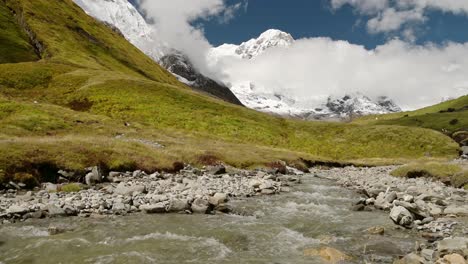 Paisaje-De-Río-Glacial-Y-Montañas-Cubiertas-De-Nieve,-Paisaje-De-Río-Y-Arroyo-De-Montaña-De-Nepal-Con-Agua-Corriente-Y-Montañas-Del-Himalaya-En-Un-Día-Soleado-De-Cielo-Azul-Mientras-Se-Practica-Senderismo-En-Nepal