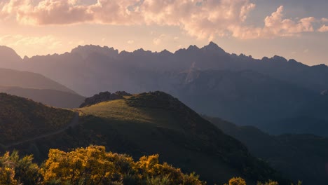 Vista-En-Time-lapse-De-La-Cordillera-De-Los-Picos-De-Europa-Con-Hermosos-Rayos-De-Luz-Dorada-Durante-La-Vista-Del-Atardecer-Desde-El-Collado-De-Llesba-En-El-Norte-De-España,-Cantabria