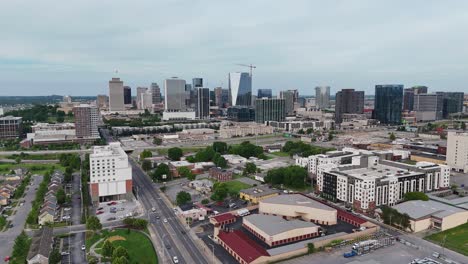 Drone-shot-pulling-out-of-Nashville,-Tennessee