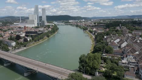 Vídeo-De-Dron-En-4K-Del-Puente-Wettsteinbrücke-Sobre-El-Río-Rin-Con-Edificios-Modernos-En-Basilea,-Suiza