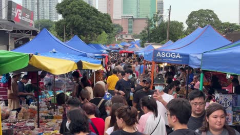 Punto-De-Vista-De-Turistas-Y-Lugareños-Que-Exploran-El-Mercado-Nocturno-De-KSL-En-Johor-Bahru,-Malasia