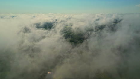 Draufsicht-Auf-Die-Idee,-über-Den-Wolken-Zu-Schweben