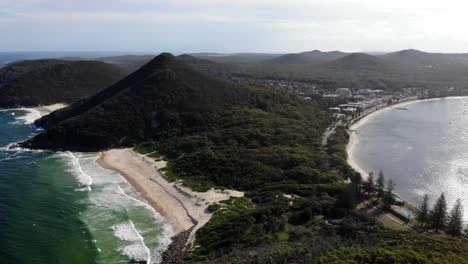 Hermosa-Vista-Aérea-De-Una-Playa-Australiana-De-Lado-A-Lado-Con-Drones-4k-En-Palm-Beach