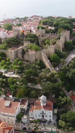 Vista-Aérea-De-La-Ciudad-Y-El-Castillo-De-Lisboa,-Portugal,-Vídeo-Vertical