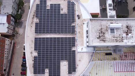 Toma-Aérea-De-Un-Conjunto-De-Paneles-Solares-En-El-Edificio-Del-Auditorio-Masónico,-San-Francisco,-California,-EE.-UU.