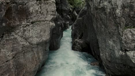 Aufnahme-Durch-Eine-Schlucht-Mit-Buntem-Wasser-Und-Felsen-An-Den-Seiten