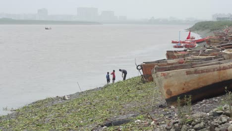 Fishermen-preparing-to-catch-fish