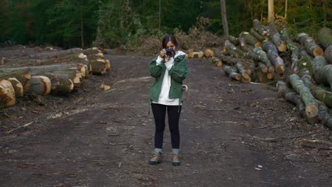 Sesión-De-Fotos-Con-Cámara-Sin-Espejo-De-Fotógrafa-Profesional-Femenina-En-El-Bosque