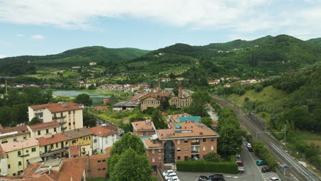 Restos-De-Una-Antigua-Fábrica-De-Cerámica-Y-Vías-De-Tren-A-Orillas-Del-Río-Arno-En-Le-Sieci,-Florencia,-Italia