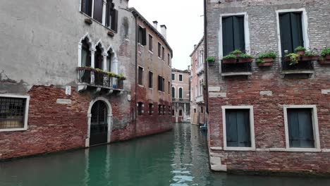 Beautiful-water-channel-and-traditional-Venetian-buildings-in-Venice,-Veneto,-Northeast-Italy