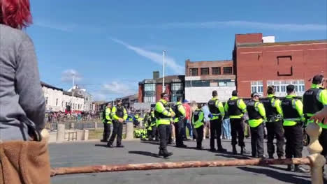 Demonstranten-In-Blackpool-Beginnen-Einen-Aufstand-Demonstranten-Extreme-Gewalt