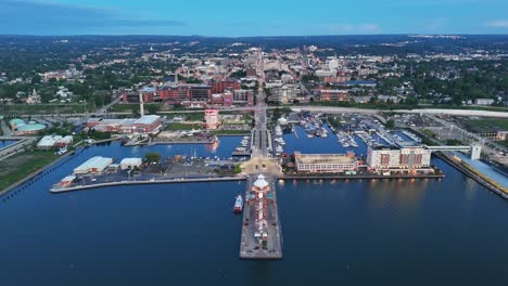 Toma-Panorámica-Y-Centrada-Con-Dron-Que-Se-Acerca-A-La-Bahía-De-Erie,-Pensilvania,-Durante-La-Hora-Azul