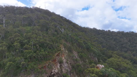 Luftaufnahme-über-Zwei-Autos,-Die-Am-Sleipner-Lookout-Oberhalb-Von-Rockhampton,-Queensland,-Geparkt-Sind,-Und-Pilbeam-Drive,-Der-Zum-Gipfel-Des-Berühmten-Mount-Archer-Im-Nationalpark-Führt