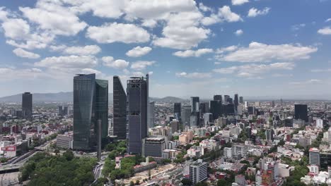 Vista-Aérea-Diurna-De-Un-Dron-Hacia-La-Derecha-De-La-Ciudad-De-México-Y-La-Avenida-Reforma,-México