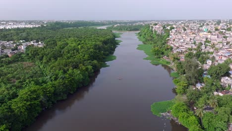 Imágenes-Aéreas-Tomadas-Con-Un-Dron-Del-Barrio-De-Capotillo-Y-El-Río-Isabela-En-Santo-Domingo,-República-Dominicana