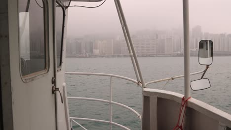 POV-Auf-Einem-Boot,-Das-In-Richtung-Der-Küste-Von-Hongkong-Navigiert,-Mit-Smog-Am-Himmel,-Vorderansicht