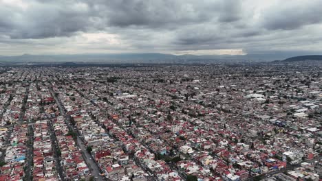 Área-Urbana-En-Expansión-De-Ecatepec,-Cerca-De-La-Ciudad-De-México,-Vista-Desde-Un-Dron