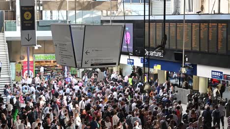 Waterloo-Ist-Abends-Voll,-London,-Großbritannien