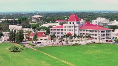 Vista-Aérea-De-Los-Edificios-Del-Parlamento-De-Tonga-Y-Del-Ministerio-De-Finanzas