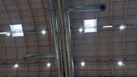 Klimaanlage-Rohrleitung-In-Messehalle-Mit-Lichtern