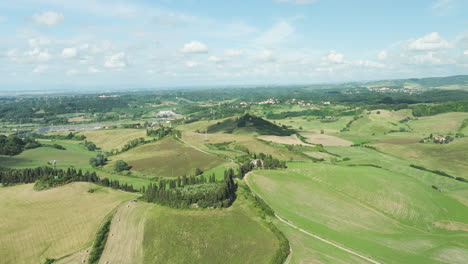 Ondulantes-Colinas-Verdes-De-La-Toscana,-Italia,-Bajo-Un-Cielo-Azul-Brillante