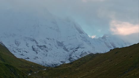 Time-lapse-De-Las-Oscuras-Montañas-Invernales-De-Nepal,-Time-lapse-Del-Paisaje-Montañoso-Del-Himalaya-En-Las-Montañas-De-Annapurna-Con-Nubes-Moviéndose-En-La-Caminata-Al-Santuario-De-Annapurna,-Una-Popular-Zona-De-Trekking