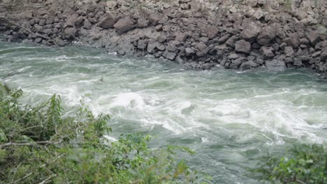 Quellwasser-Fließt-über-Felsen-In-Den-Bergen