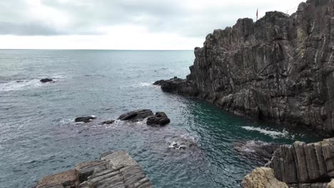 Parque-Nacional-Cinque-Terre-En-Riomaggiore,-Italia-Acantilado-Y-Playa