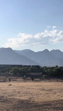 Montañas-Mágicas-Cruzando-El-Tren-En-El-Desierto