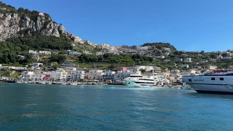 Boats-Moored-At-Marina-Grande-Beach-On-The-Amalfi-Coast-In-Capri,-Italy