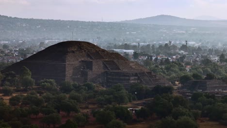 Morgenlicht-Und-Schatten-Fallen-über-Die-Mondpyramide-In-Teotihuacan,-Mexiko