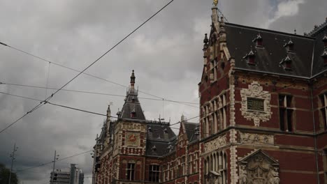 Arquitectura-De-La-Estación-Central-De-Tránsito-De-Amsterdam-En-Amsterdam,-Países-Bajos