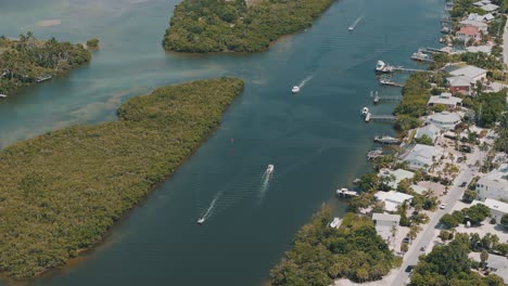 Imágenes-De-Drones-De-Barcos-Moviéndose-A-Través-De-La-Bahía-Roberts-En-Nokomis,-Florida