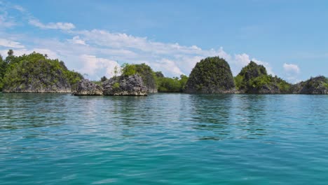 Islas-Piaynemo-En-El-Archipiélago-De-Raja-Ampat,-Indonesia,-Captadas-Desde-Un-Barco-En-Movimiento