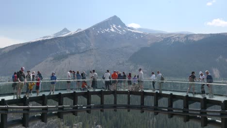 Los-Visitantes-Se-Sintieron-Humillados-Y-Exaltados,-Suspendidos-En-El-Precipicio-De-La-Grandeza-De-La-Naturaleza.