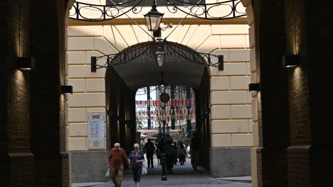 Caminando-Hacia-Y-Desde-Hay&#39;s-Galleria,-Londres,-Reino-Unido