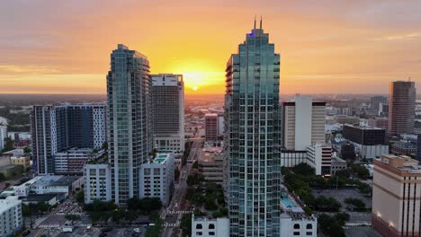 Drohnenschuss,-Der-Bei-Sonnenaufgang-In-Tampa-Direkt-An-Wolkenkratzern-Vorbeiführt