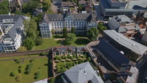 Wunderschöne-Residenz-Mit-Garten-In-Der-Nähe-Des-Place-Sainte-Anne-Und-Des-Jakobinerklosters,-Rennes,-Frankreich