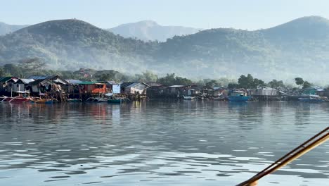 Ein-Blick-Am-Frühen-Morgen-Von-Einem-Boot-Im-Hafen-Von-Coron-In-Palawan,-Philippinen